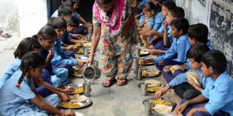 মিড্ ডে মিলে রাধুনীদের চাকরি তে থাকার আশ্বাস সরকারের